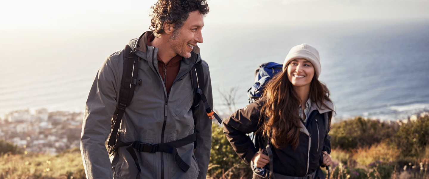 Mann und Frau wandern an der Küste.