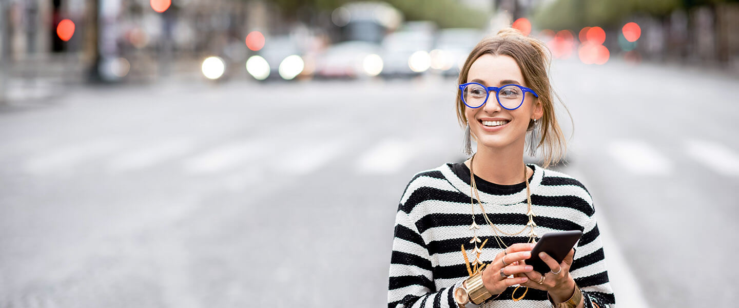 Frau mit blauer Brille und Goldkette