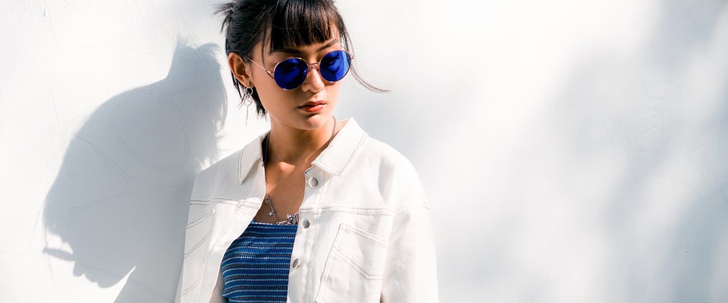Junge Frau mit großer Sonnenbrille und blauen Gläsern