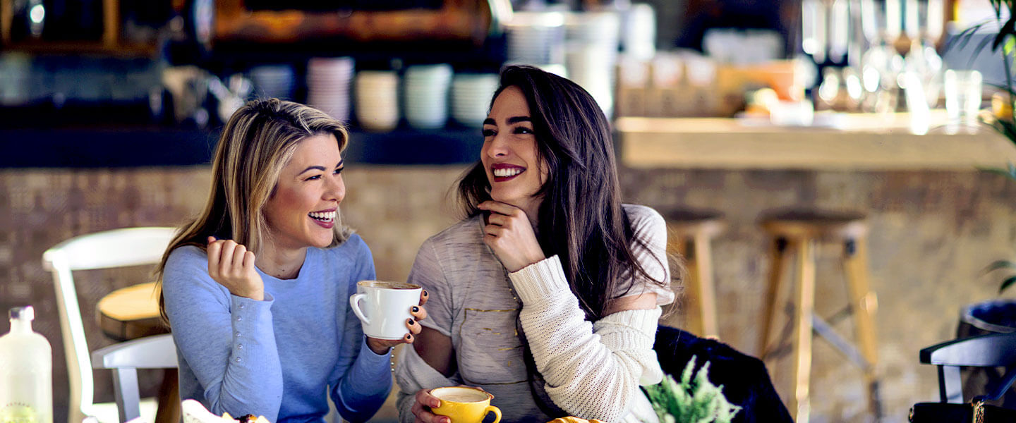 Zwei Frauen mit Kaffee