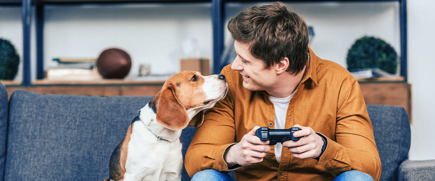 Mann mit Hund und Controller