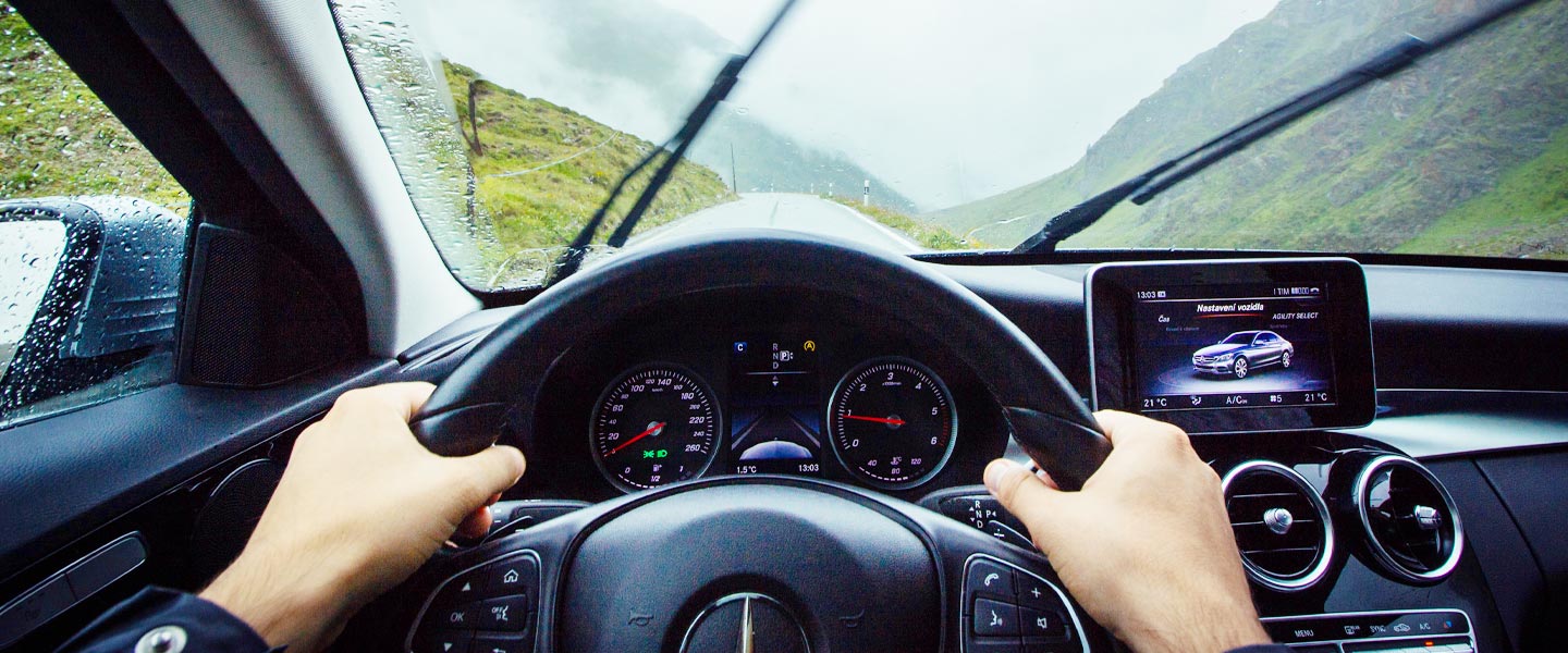 Ein Cockpit eines Autos aus Fahrersicht.