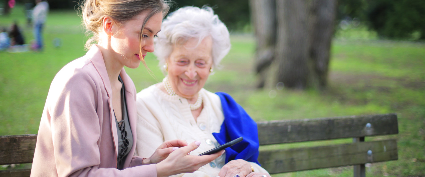 Frau mit Handy und Oma