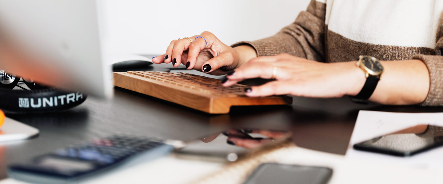 Frau tippt auf eine Tastatur