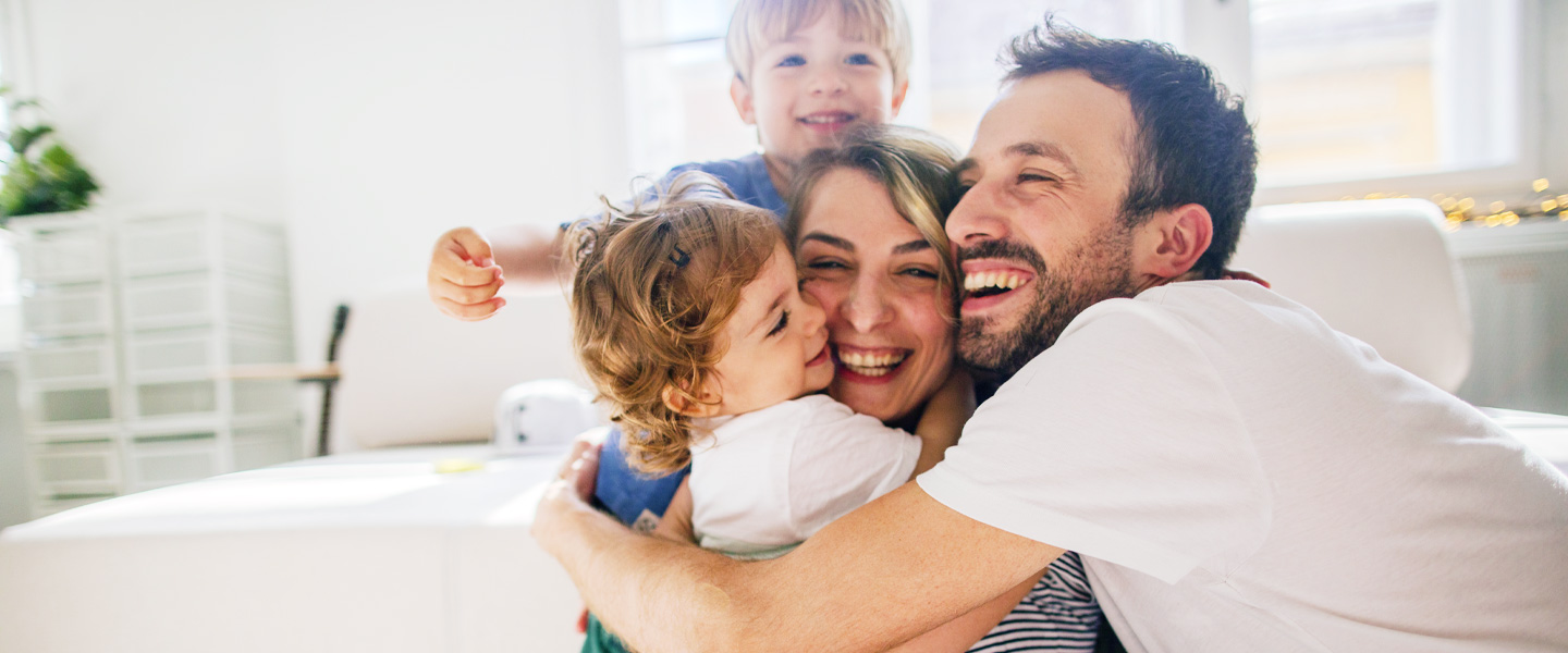 eine glückliche, vierköpfige Familie